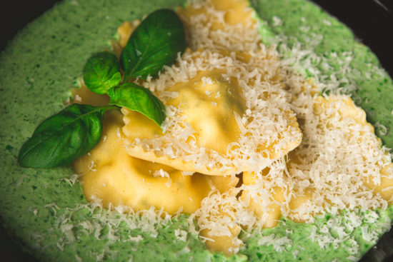 recette-ravioles-chèvre-frais-basilic-crème-mâche