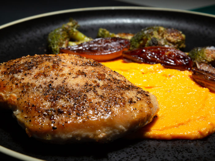 Purée de butternut à la ricotta x poulet doré x échalotes et brocolis caramélisés