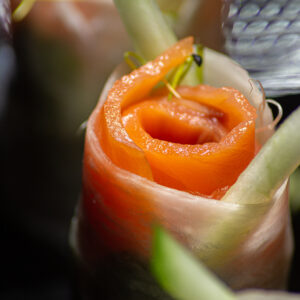 Tours de Daïkon x saumon fumé, salade de roquette sauce vinaigrette à l'orange & crème d'avocat
