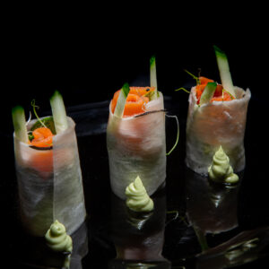 Tours de Daïkon x saumon fumé, salade de roquette sauce vinaigrette à l'orange & crème d'avocat