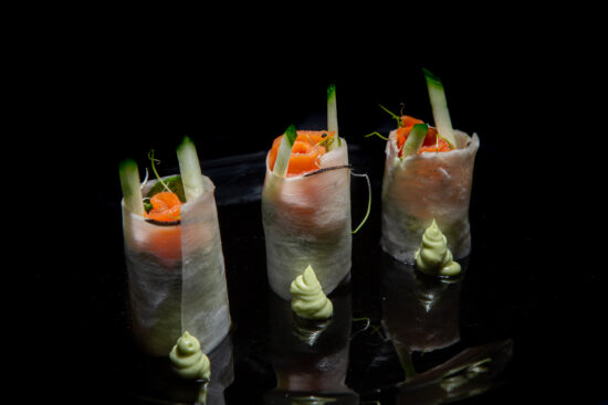 Tours de Daïkon x saumon fumé, salade de roquette sauce vinaigrette à l'orange & crème d'avocat
