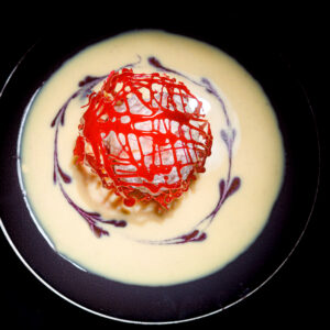 Ile flottante et sphère d'isomalt x coulis de myrtille
