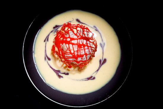 Ile flottante et sphère d'isomalt x coulis de myrtille