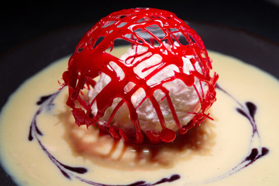 Ile flottante et sphère d'isomalt x coulis de myrtille