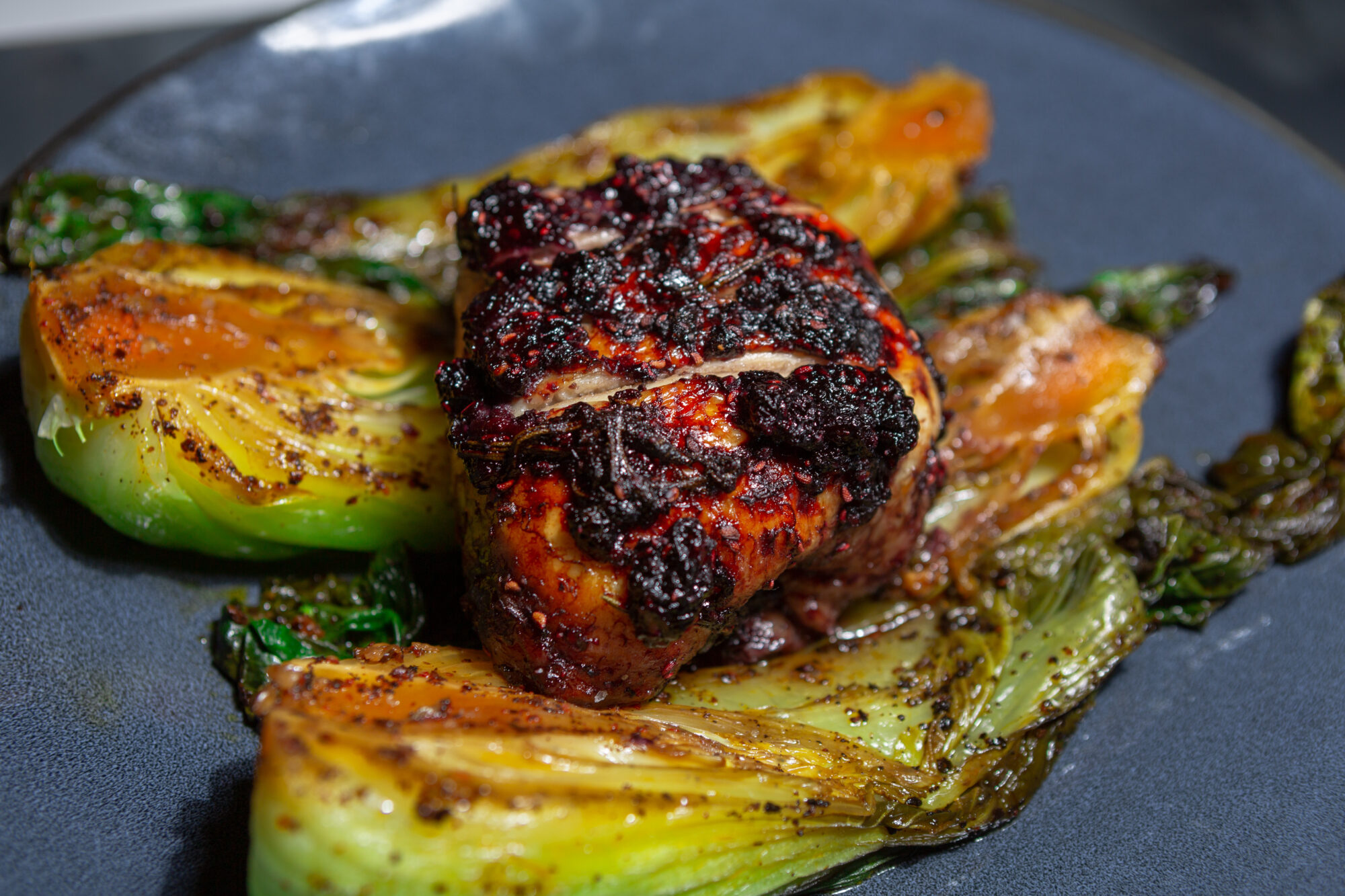 Poulet fruits rouges romarin bok choy