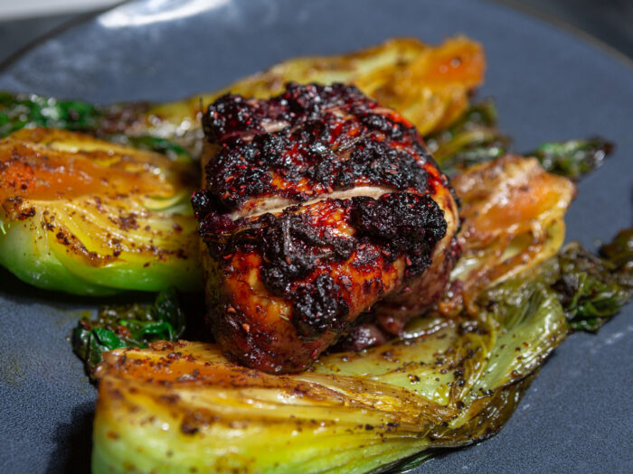 Cuisses de poulets laquées aux fruits rouges & romarin x Bok choy caramélisés
