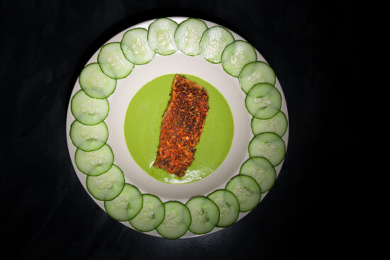 Pavé de saumon en croute d'épices creme de basilic