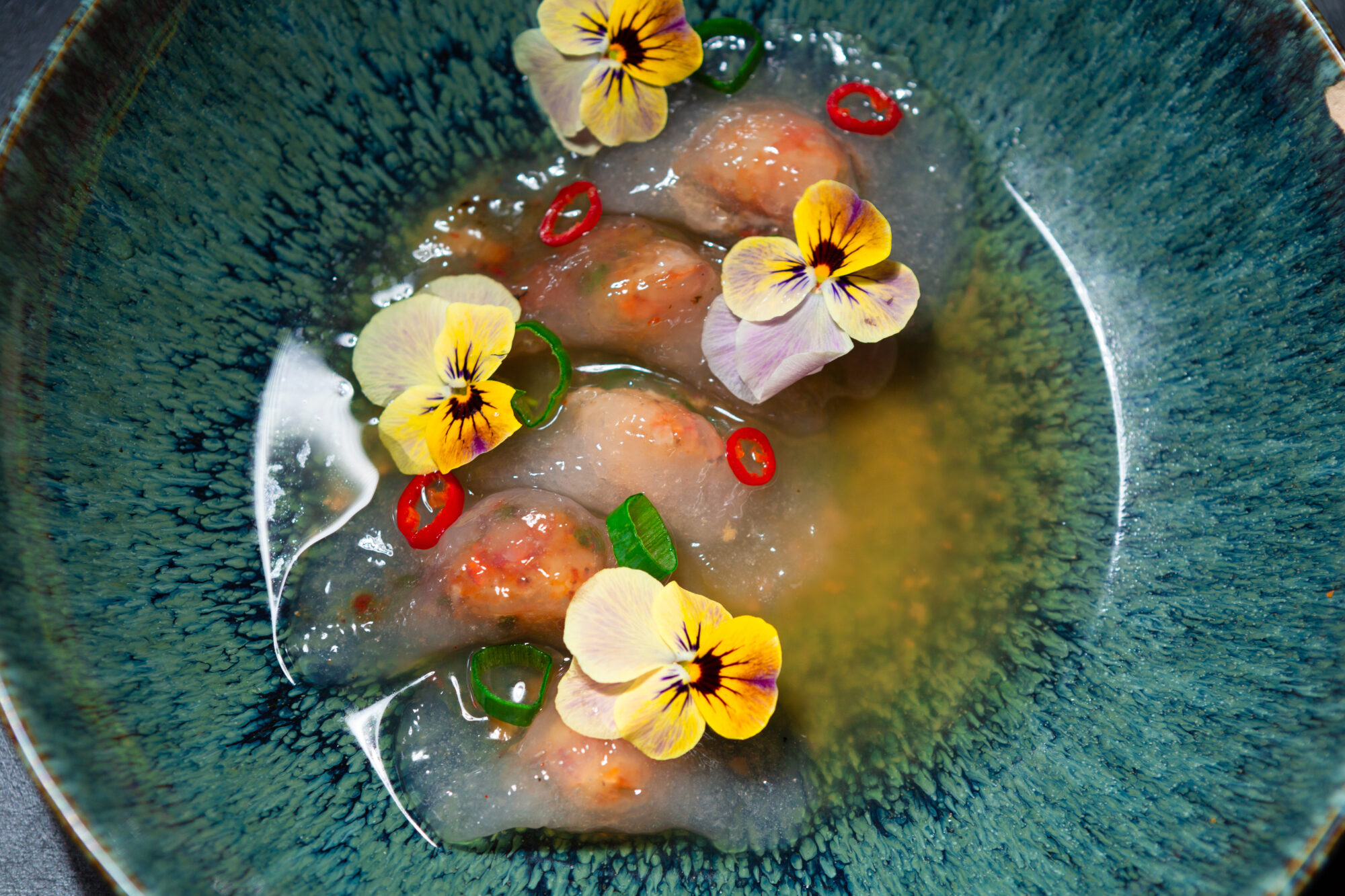 Ravioles crevettes translucides bouillon dashi