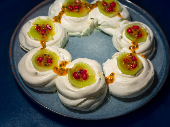 Couronne de pavlova citron vert x fruit de la passion, kiwi, grenade