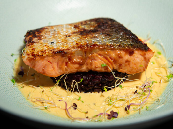 Saumon laqué au miso x riz noir & sabayon citron cayenne