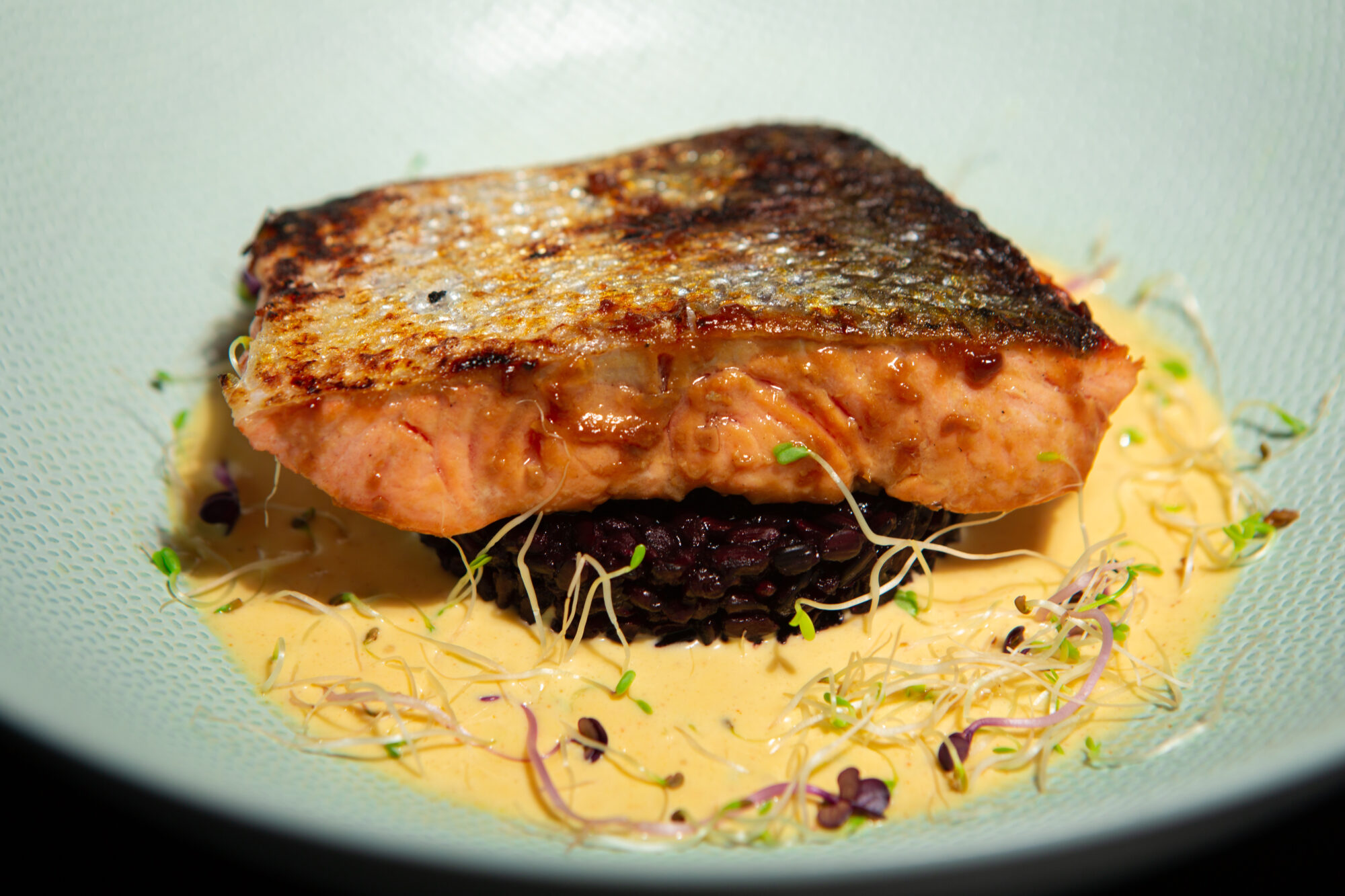 Saumon laqué au miso riz-noir sabayon citron cayenne