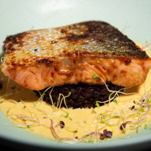 Saumon laqué au miso riz-noir sabayon citron cayenne