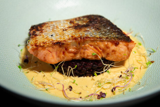 Saumon laqué au miso riz-noir sabayon citron cayenne