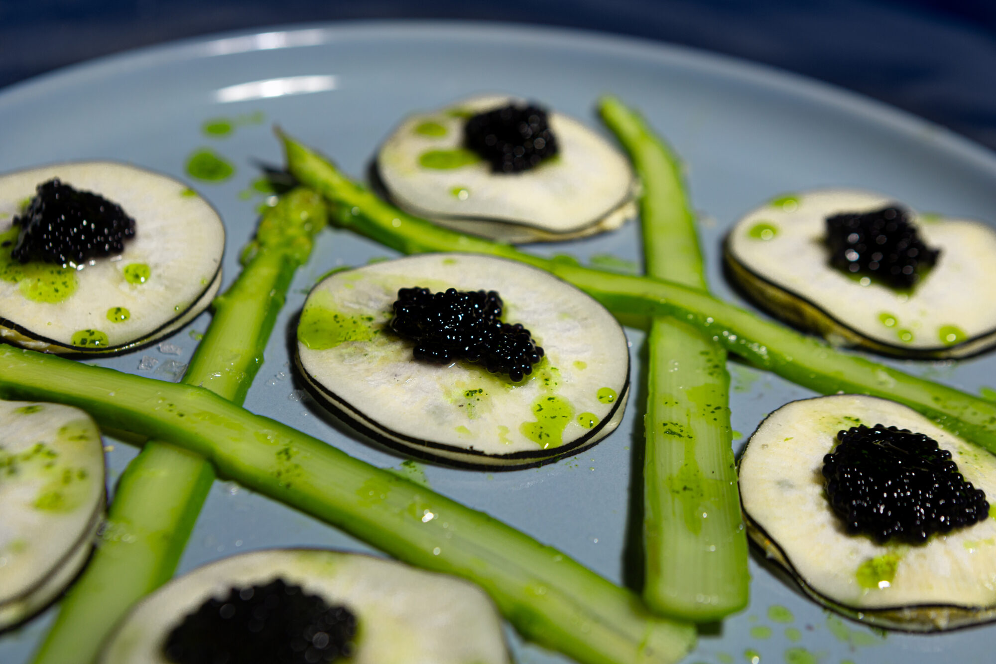 Ravioles de radis noir farci au crabe crémeux x asperges & huile de basilic