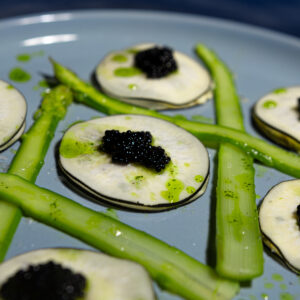 Ravioles de radis noir farci au crabe crémeux x asperges & huile de basilic