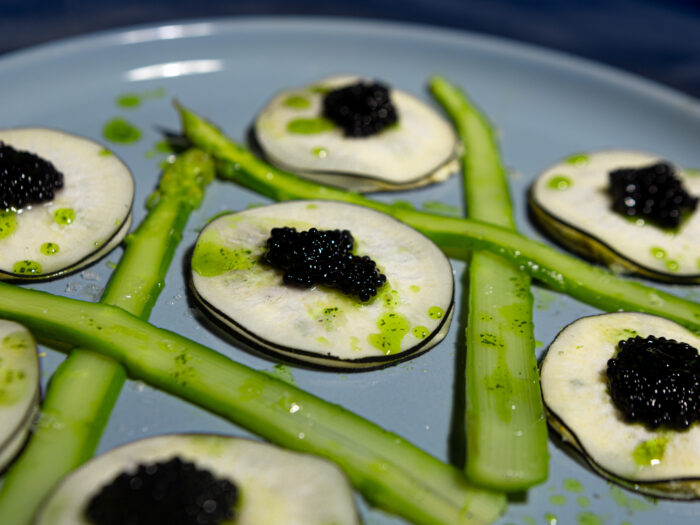 Ravioles de radis noir farcies au crabe crémeux x asperges & huile de basilic