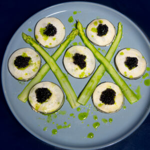 Ravioles de radis noir farci au crabe crémeux x asperges & huile de basilic
