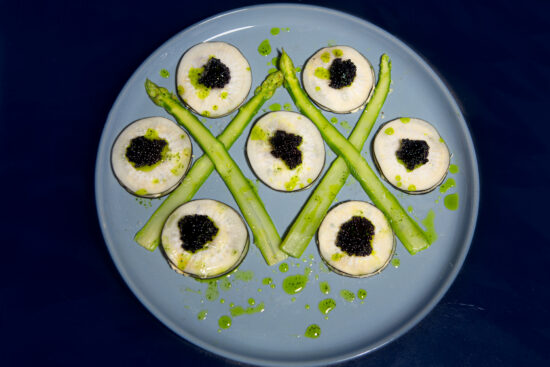 Ravioles de radis noir farci au crabe crémeux x asperges & huile de basilic