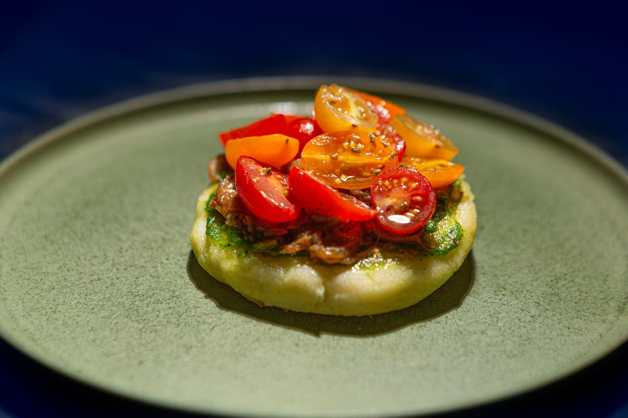 Arepas fromage pesto oignons caramélisés tomates cerises