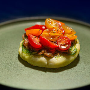 Arepas fromage pesto oignons caramélisés tomates cerises