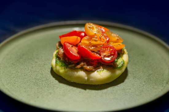 Arepas fromage pesto oignons caramélisés tomates cerises