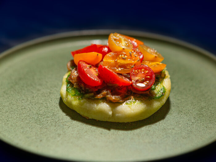 Arepas au fromage x pesto, oignons caramélisées & tomates cerises