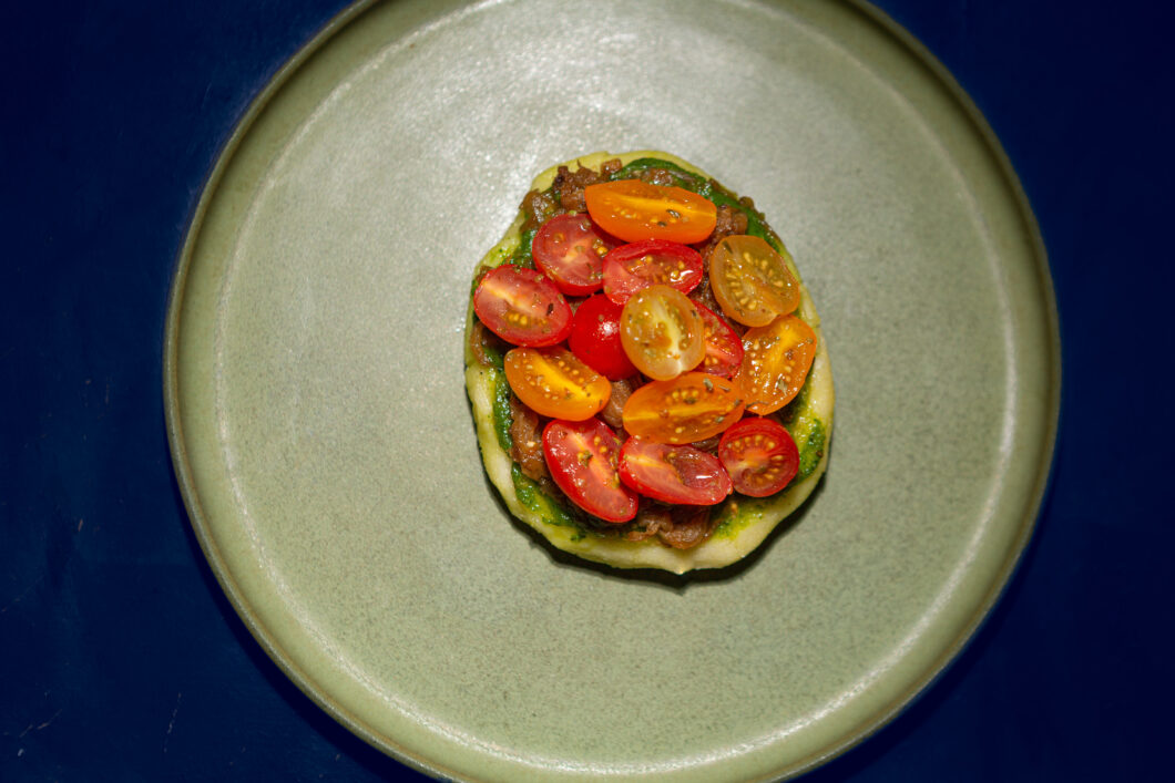 Arepas fromage pesto oignons caramélisés tomates cerises