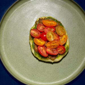 Arepas fromage pesto oignons caramélisés tomates cerises