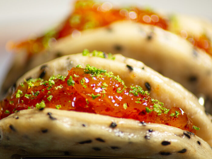 Bao buns aux graines de sésame x confiture de mangue, piment & citron vert