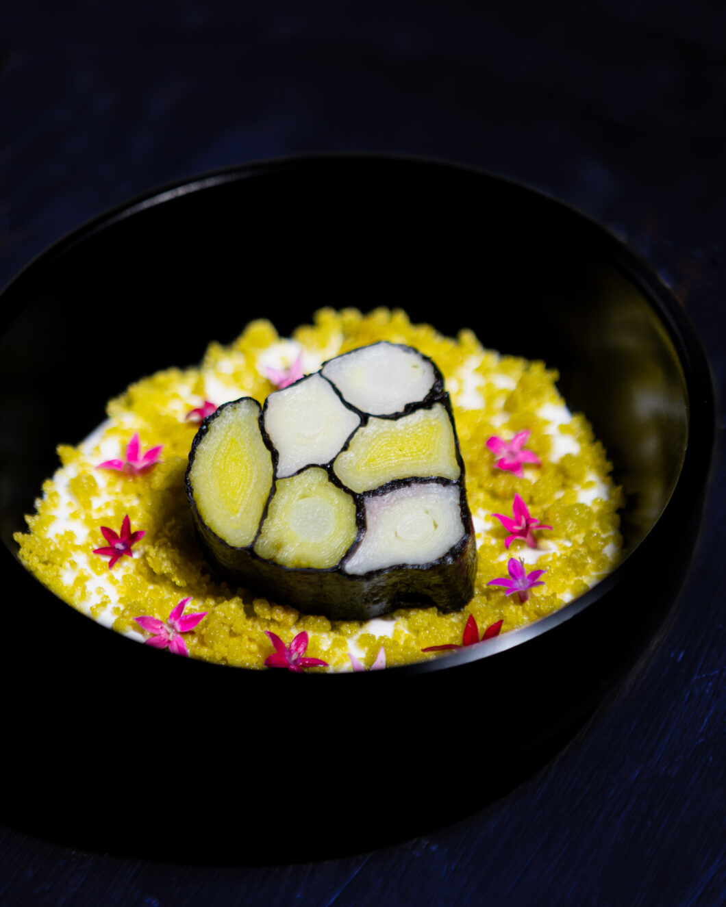 Mosaïque de poireaux, crumble de parmesan, creme de burrata