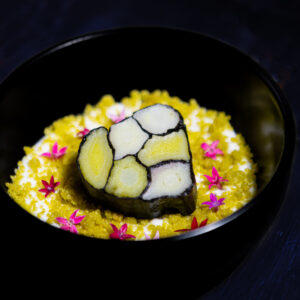 Mosaïque de poireaux, crumble de parmesan, creme de burrata