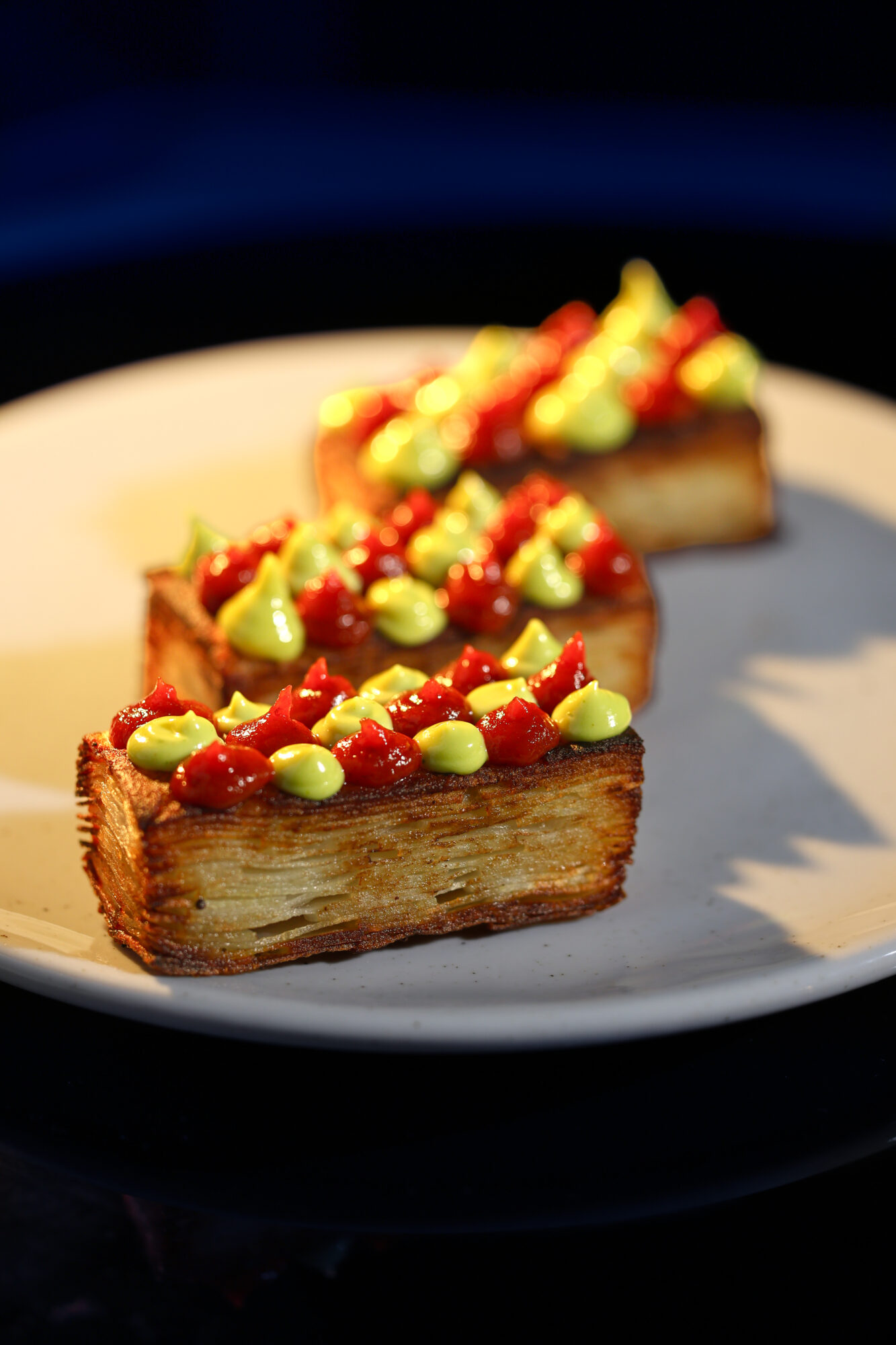 Mille-feuille de pommes de terre-mayonnaise basilic-ketchup poivron