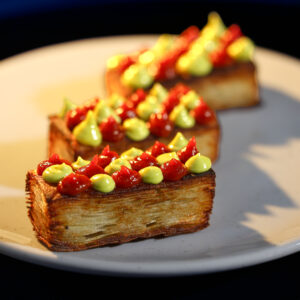 Mille-feuille de pommes de terre-mayonnaise basilic-ketchup poivron